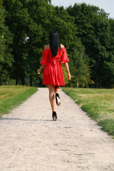 Schöne Frau im roten Kleid — Stockfoto