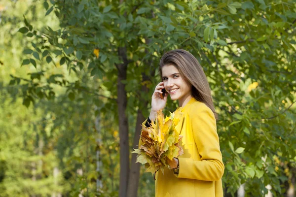 Glad vacker kvinna ringer via telefon — Stockfoto