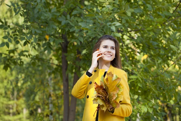 Joyeux belle femme appelant par téléphone — Photo