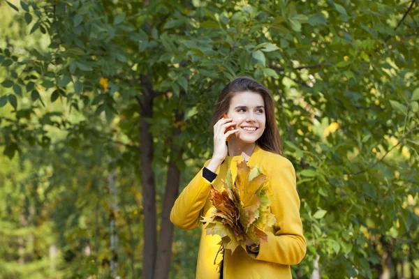 Ευτυχής όμορφη γυναίκα καλώντας από τηλέφωνο — Φωτογραφία Αρχείου