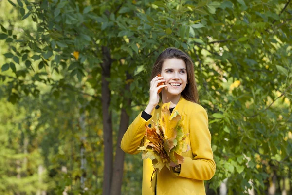 Telefon ederken mutlu güzel kadın — Stok fotoğraf