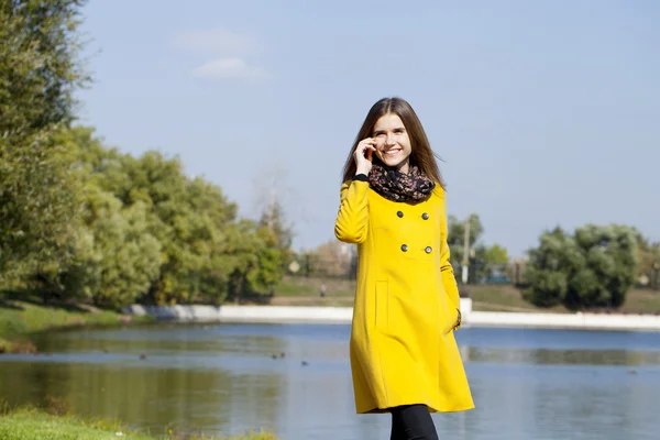 Felice bella donna chiamando per telefono — Foto Stock