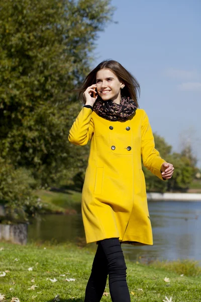 Happy beautiful woman calling by phone — Stock Photo, Image