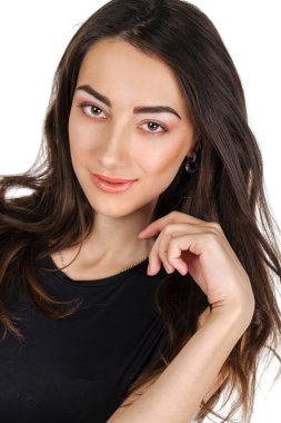 Beyaz arka plan üzerinde izole genç casual kadın portresi