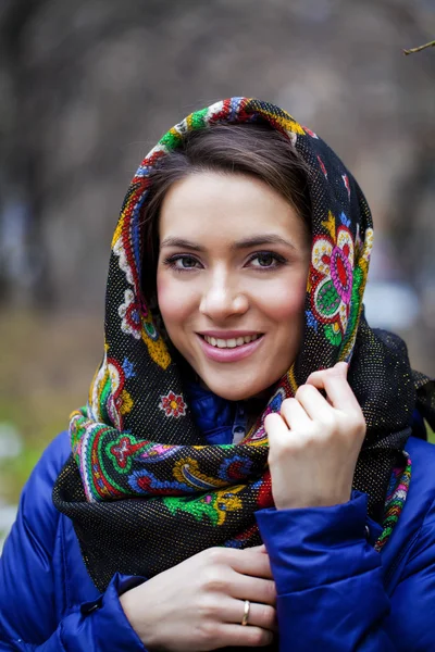 Skönhet kvinna i den nationella mönstrad sjalen — Stockfoto