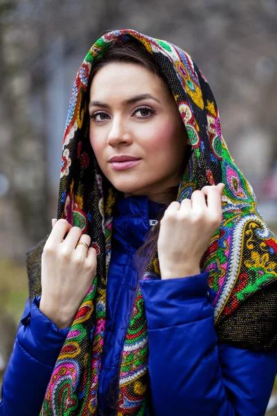 Krása ženy v národním vzorovaná šála — Stock fotografie