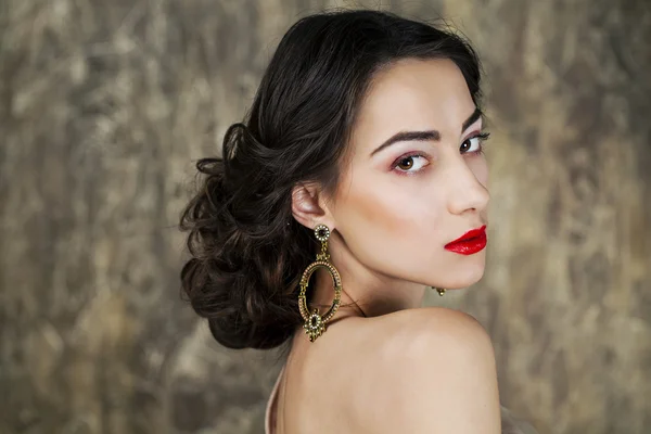 Beauty portrait of young attractive woman — Stock Photo, Image