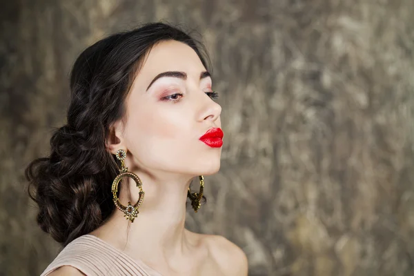 Schoonheid portret van jonge aantrekkelijke vrouw — Stockfoto