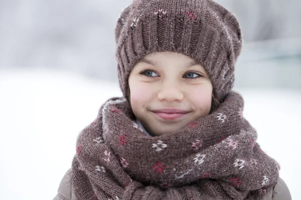 Niña feliz en el fondo de un parque de invierno — Foto de Stock