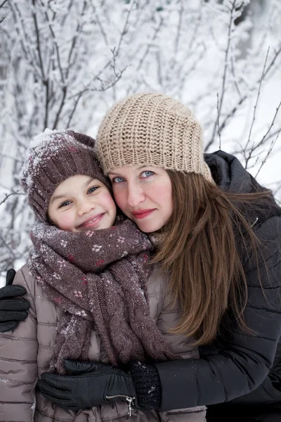 Retrato de inverno de uma menina de nove anos com sua mãe — Fotografia de Stock