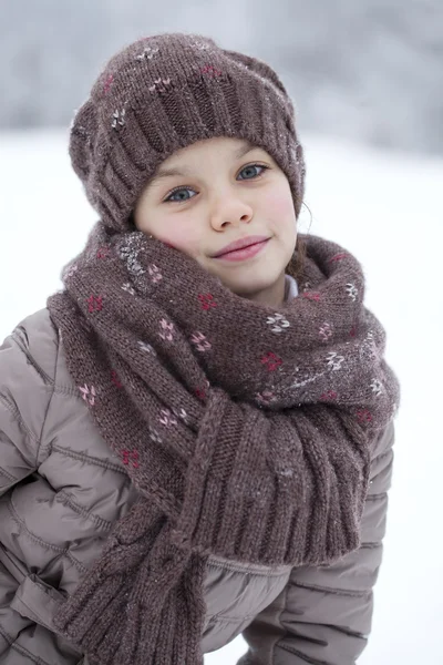 Bonne petite fille sur le fond d'un parc d'hiver — Photo