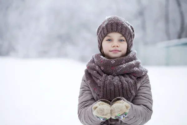 Niña feliz en el fondo de un parque de invierno — Foto de Stock