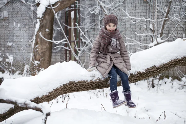 Ragazzina felice sullo sfondo di un parco invernale — Foto Stock