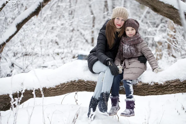 Winter portret van een meisje van negen jaar met haar moeder — Stockfoto