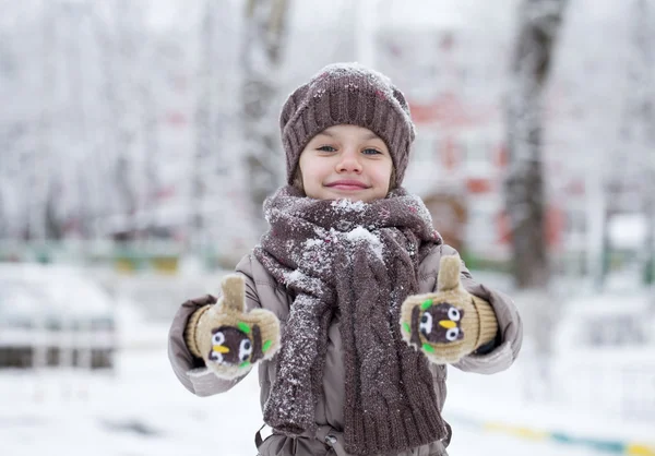 Ragazzina felice sullo sfondo di un parco invernale — Foto Stock