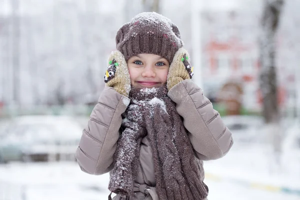 Niña feliz en el fondo de un parque de invierno — Foto de Stock