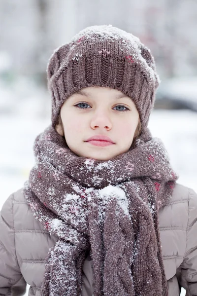 Ragazzina felice sullo sfondo di un parco invernale — Foto Stock