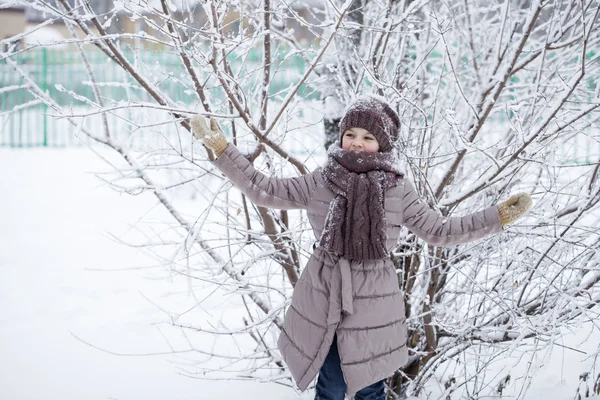 Ritratto di una bambina felice sullo sfondo di un papà invernale — Foto Stock