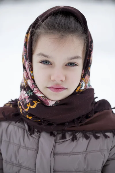 Bonne petite fille sur le fond d'un parc d'hiver — Photo