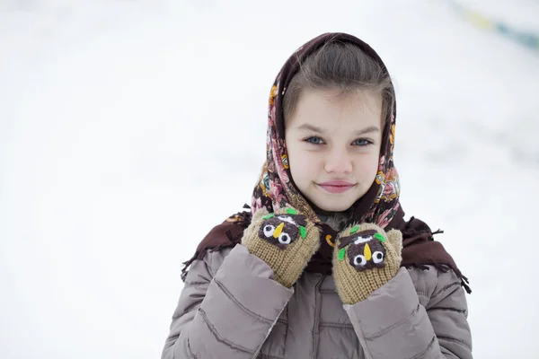 Ragazzina felice sullo sfondo di un parco invernale — Foto Stock