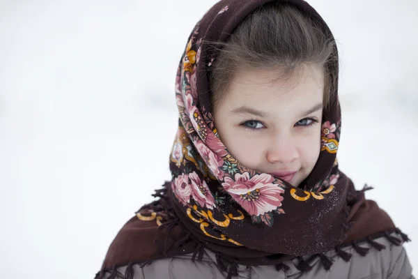 Lykkelig liten jente i bakgrunnen av en vinterpark – stockfoto