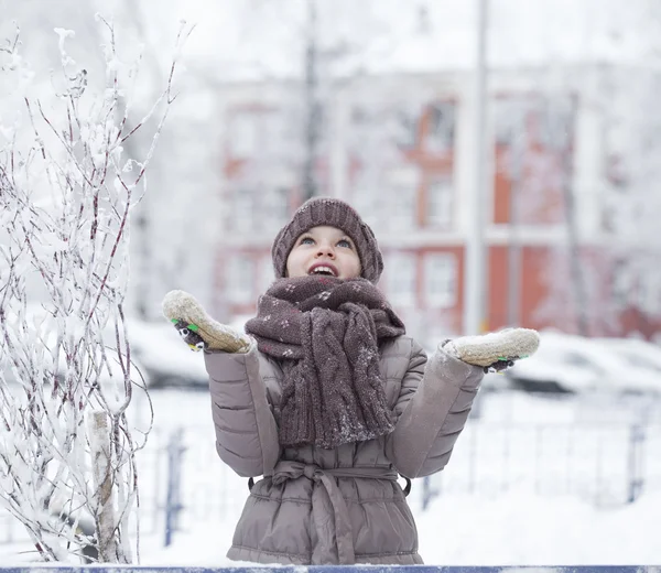 Portret szczęśliwy małej dziewczynki na tle pa zima — Zdjęcie stockowe