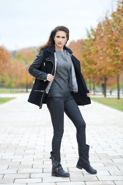 Happy woman in black coat walking autumn street — Stock Photo, Image