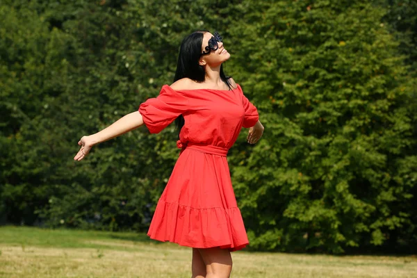 Gelukkig jong vrouw in rood jurk — Stockfoto