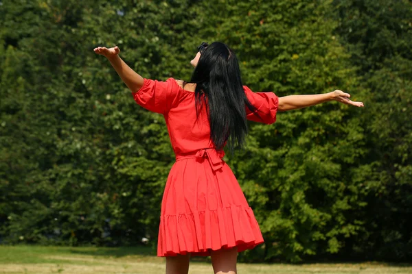 Jovem feliz em vestido vermelho — Fotografia de Stock