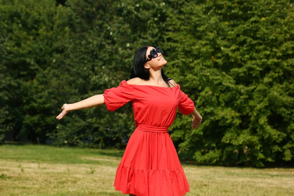 Felice giovane donna in abito rosso — Foto Stock