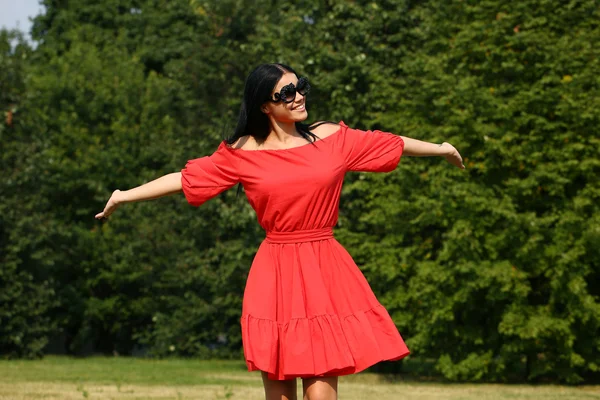 Mujer joven feliz en vestido rojo — Foto de Stock