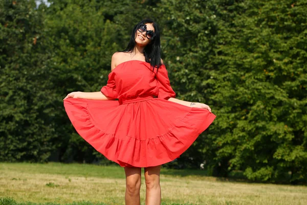Felice giovane donna in abito rosso — Foto Stock