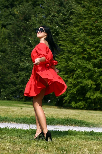 Mujer joven feliz en vestido rojo — Foto de Stock