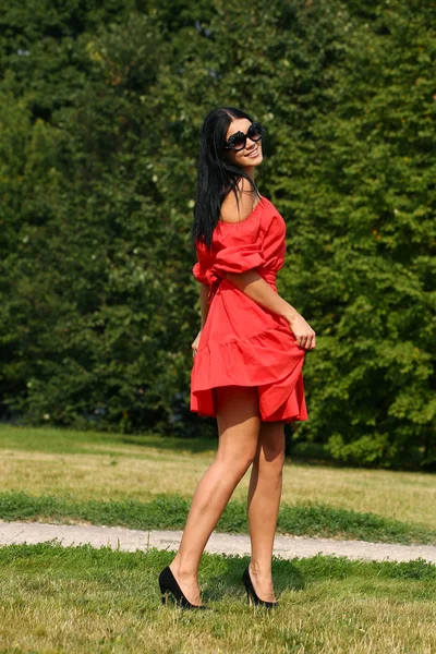 Felice giovane donna in abito rosso — Foto Stock