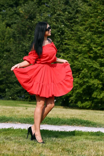 Glad ung kvinna i röd klänning — Stockfoto