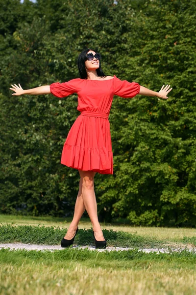 Gelukkig jong vrouw in rood jurk — Stockfoto