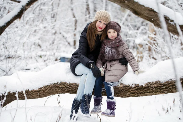 Ritratto invernale di una bambina di nove anni con sua madre — Foto Stock