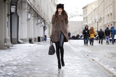 Şık vizon kürk genç güzel kadın 