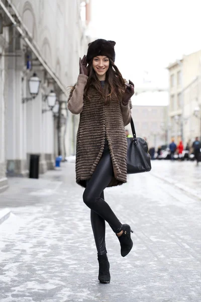 Jeune belle femme en manteau de vison élégant — Photo