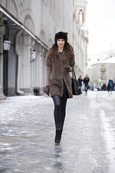 Молодая красивая женщина в стильном норковом пальто — стоковое фото