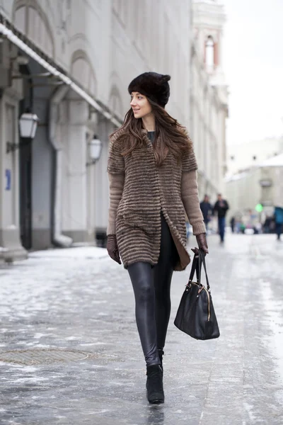 Jeune belle femme en manteau de vison élégant — Photo