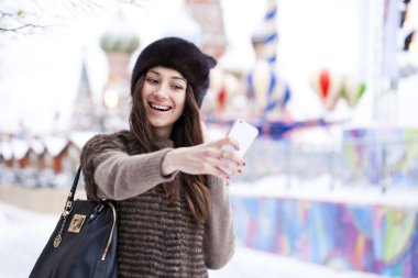Genç güzel kadın turist üstünde hareket eden telefon fotoğraf çekmek