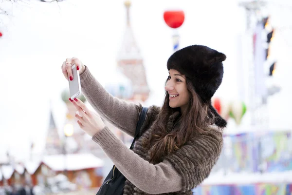 Giovane bella donna turista scattare foto sul telefono cellulare — Foto Stock