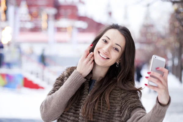 Jovem mulher bonita turista tirar fotos no telefone móvel — Fotografia de Stock