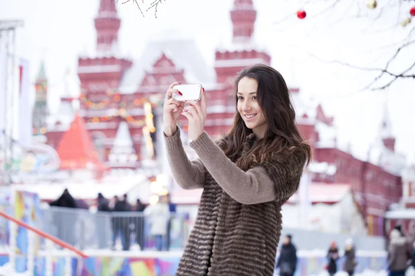 Unga vackra kvinnan turist ta bilder på mobiltelefon — Stockfoto