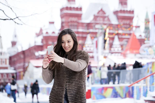 Jovem mulher bonita turista tirar fotos no telefone móvel — Fotografia de Stock