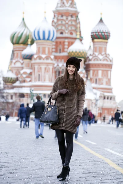 年轻漂亮的女人，穿着时尚貂皮大衣 — 图库照片