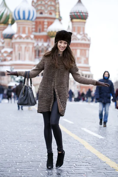 Giovane bella donna in elegante cappotto di visone — Foto Stock