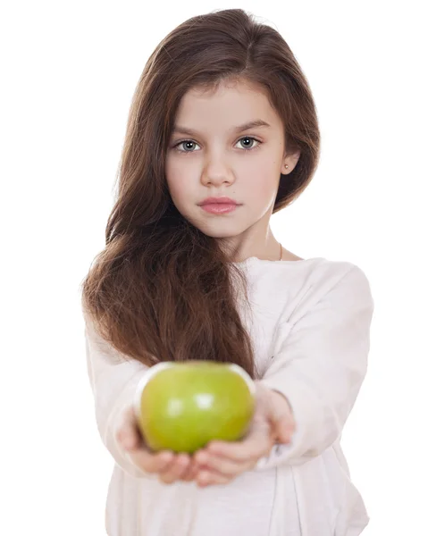 녹색 사과 들고 아름 다운 어린 소녀의 초상화 — 스톡 사진
