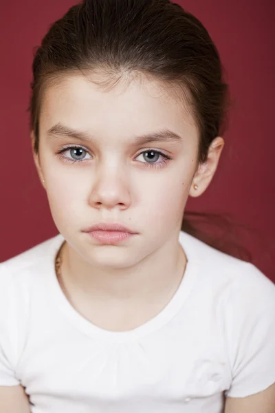 Studio porträtt av en söt liten tjej — Stockfoto